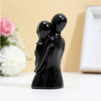 Escultura Casal Abraçados em Gesso – Arte Decorativa com Significado e Estilo