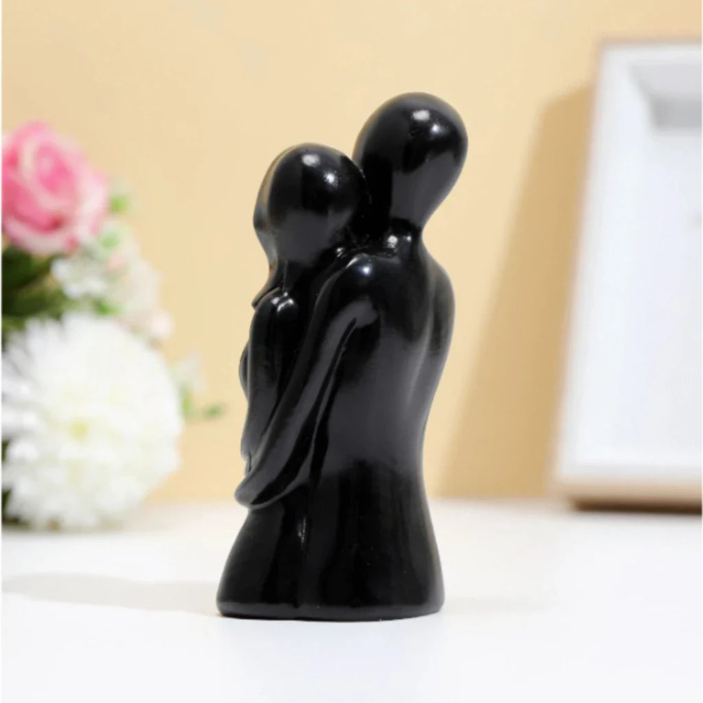 Escultura Casal Abraçados em Gesso – Arte Decorativa com Significado e Estilo